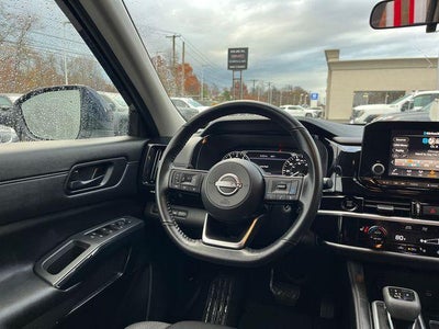 2025 Nissan Pathfinder SV